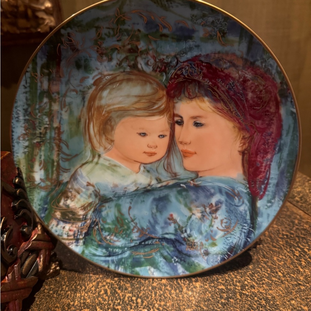 Elegant Mother and Child Decorative Plate